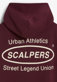 Bordeauxrode hoodie met een grote witte grafische tekst waarop "SCALPERS" staat, met daarboven en daaronder "Urban Athletics" en "Street Legend Union".
