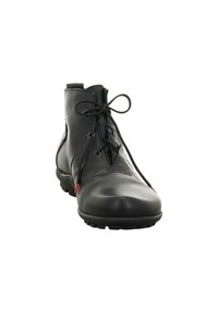 Schwarze Leder-Stiefelette mit runder Zehenpartie, vorderem Schnürsystem und Gummisohle mit kleinen Hervorhebungen für besseren Halt. Rote Akzentdetails.