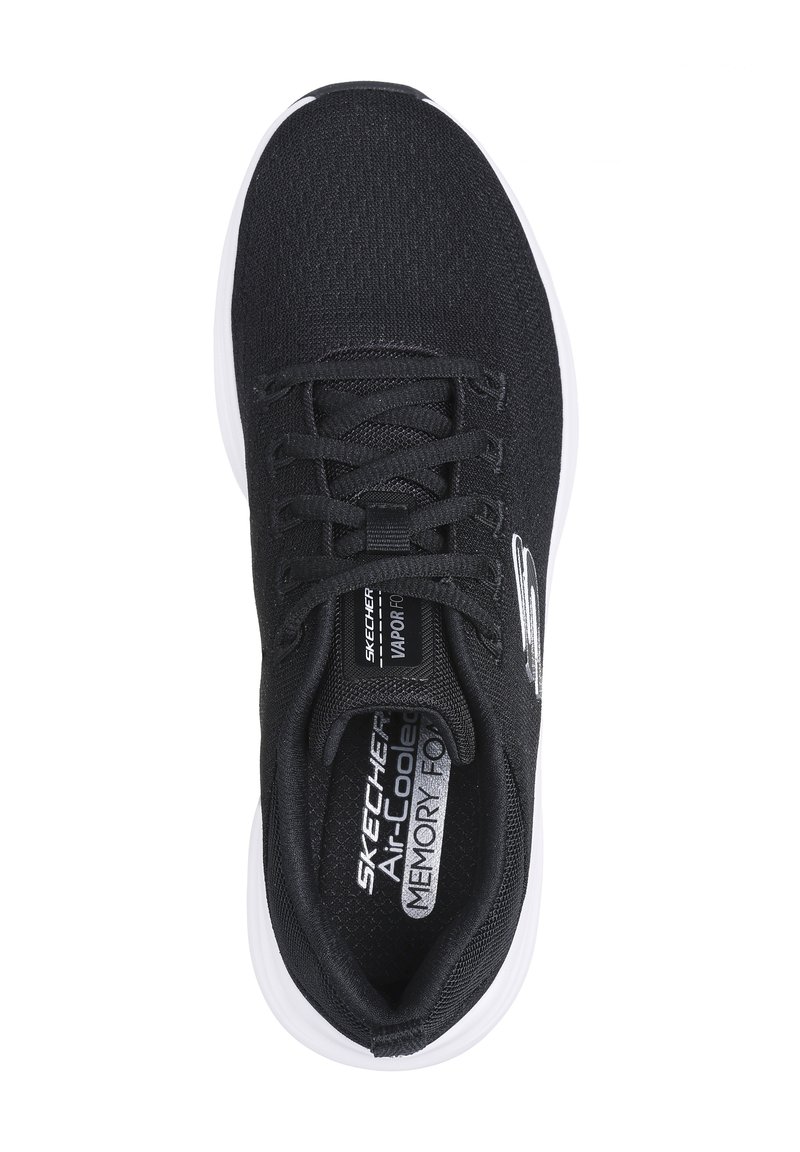 Zapatilla deportiva negra con parte superior de tejido transpirable, cordones planos, plantilla acolchada y suela de goma blanca. Presenta el logo en el lateral.