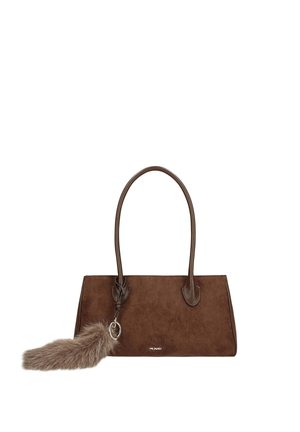 Braune rechteckige Handtasche mit zwei Griffen und einem flauschigen Fell-Schlüsselanhänger, der an einem Griff befestigt ist, vor weißem Hintergrund.