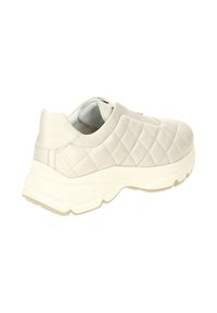 Beige gesteppte Sneaker mit dicker weißer Sohle und weichem Leder-Material. Verfügt über ein Slip-On-Design und minimalistische Details.