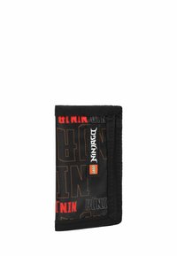 Mustast LEGO Ninjago kangast rahakott punase ja halli tekstmustriga ning õmmeldud logoplaastriga esimesel klapil.