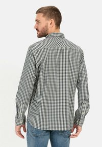 Karierte Langarmbluse in Marineblau und Beige, aus Baumwollstoff, mit Knopfmanschetten, klassischem Kragen und geradem Rücken mit abgerundetem Saum.