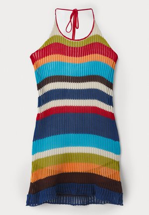 Vestido halter de punto con rayas multicolores en rojo, azul, verde, naranja y marrón. Textura de tejido abierto con un cierre de cuello atado.