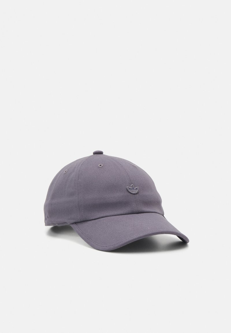 Chapéu de algodão roxo com aba curvada, apresentando um logótipo bordado na frente. Tecido texturizado com detalhes de costura e um botão no topo.