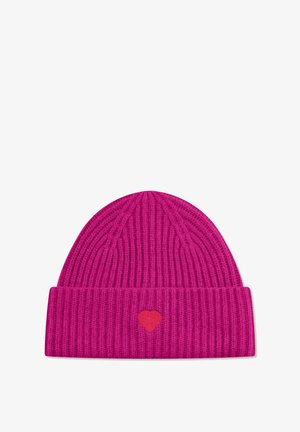 Bonnet en tricot rose avec une texture côtelée, présentant un revers replié et une petite broderie de cœur rouge à l'avant.