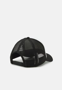 Zwarte pet met gaas achterkant, een gebogen klep en een verstelbare drukknoopsluiting. Voorzien van een witte voorpanelen en subtiele stiksels op de klep.