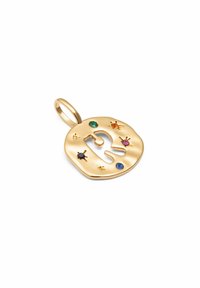 Pendentif en or avec un design rond texturé et des éléments découpés, orné de pierres précieuses colorées de différentes formes.