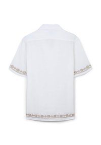Camicia bianca a maniche corte con colletto, caratterizzata da un ricamo geometrico marrone intricato lungo le maniche e l'orlo inferiore.