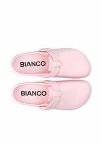 Zoccoli rosa con finitura matte liscia, cinturino regolabile e logo "BIANCO" nero sulla soletta. Punta rotonda e soletta sagomata.
