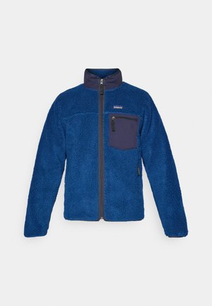 Kék fleece dzseki strukturált felülettel, magas gallérral, elülső cipzárral és tengerészkék mellzsebbel. A bal felső részen logó található.