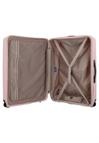 Valigia rigida pink con interni beige. Le caratteristiche includono una tasca con zip, cinghie incrociate elastiche e un rivestimento in tessuto testurizzato.