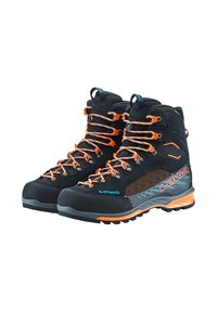 Zwarte wandelschoenen met oranje veters en accenten, bovenwerk van suède en mesh, rubberen neuskap en gestructureerde zolen voor grip.