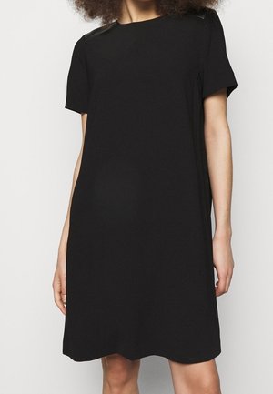 Zwart kortey dress met een losse fit, met textuur leren accenten op de schouders en een eenvoudige ronde halslijn.