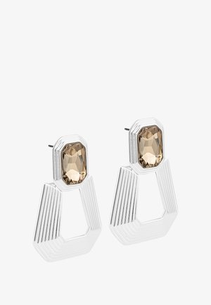 Pendientes geométricos de plata con un diseño texturizado, que cuentan con una gran gema rectangular amarilla en la parte superior.