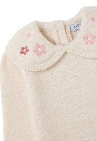 Strickpullover aus weicher, hellrosa Wolle, mit einem runden Kragen und bestickten Blumen in Pink, Rot und Weiß am Ausschnitt.