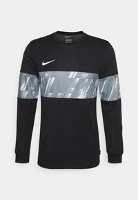 Czarna longsleeve'owa koszulka Nike z poziomym srebrnym wzorem graficznym na klatce piersiowej. Miękka tkanina, okrągły dekolt i dopasowane mankiety.