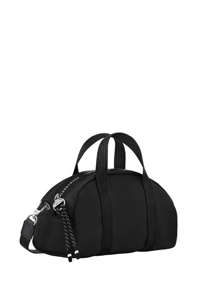 Schwarze halbmöbiusförmige Tasche mit doppelten Griffen, verstellbarem Schultergurt, zwei Reißverschlusszügen mit Schnurdetails und "LONGCHAMP"-Markierung am Reißverschluss.