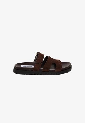 Bruine suede instapsandaal met twee brede banden, een open teen en een gestructureerde zwarte rubberen zool voor grip en comfort.