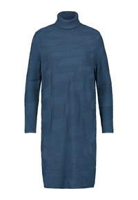 Une robe à manches longues et col roulé en tissu bleu texturé, présentant un motif ondulé sur le devant et une coupe droite.