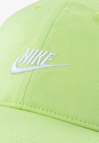 Zöld baseball sapka textúrált anyagból, fehér Nike logó hímezve az elején.