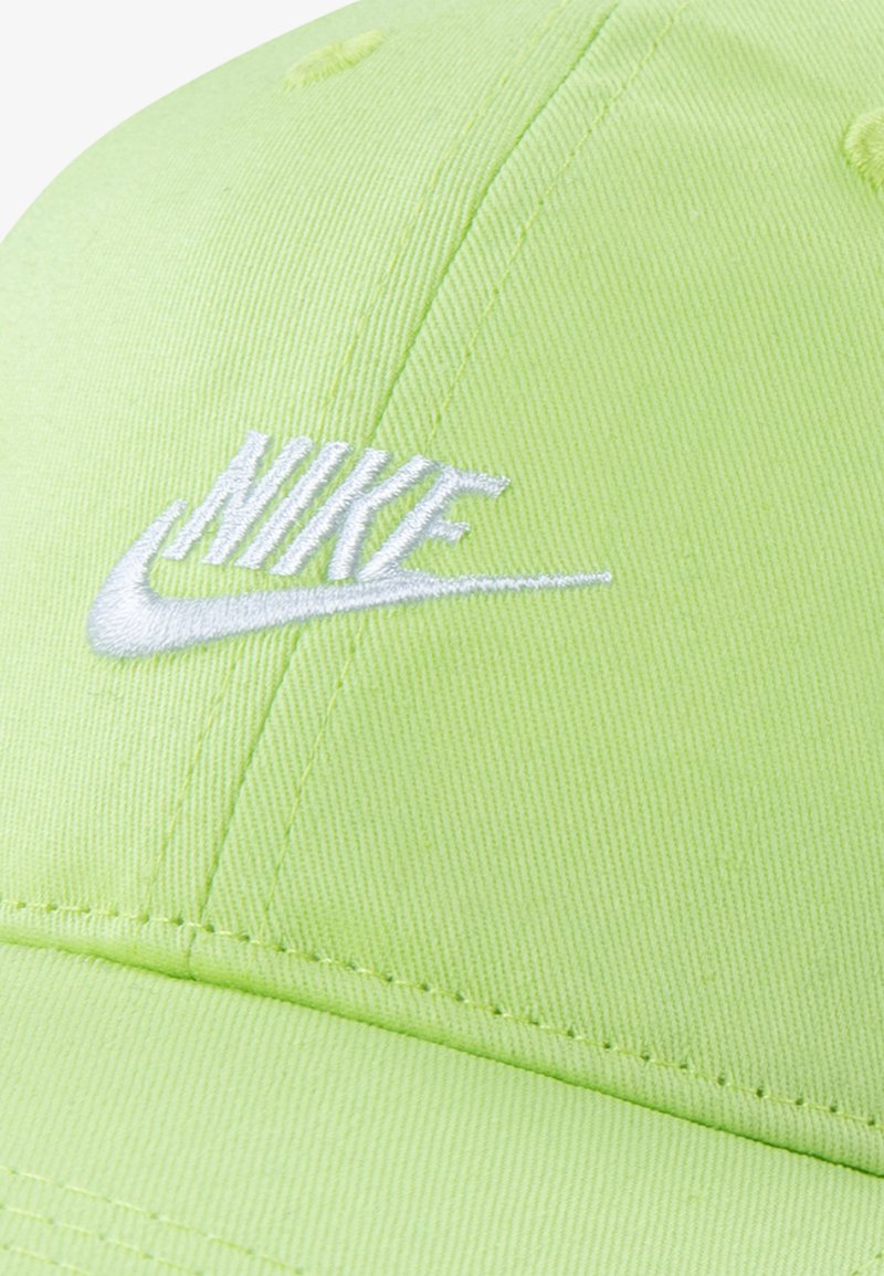 Zielona czapka baseballowa wykonana z teksturowanej tkaniny, z haftowanym białym logo Nike z przodu.