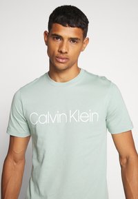 Calvin Klein FRONT LOGO - T-shirt estampada - green