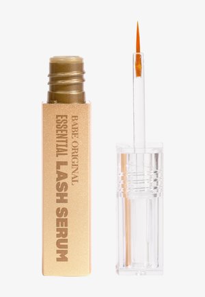 Tube rectangulaire doré étiqueté "Babe Original Essential Lash Serum" avec un applicateur transparent tenant une brosse teintée d'orange.