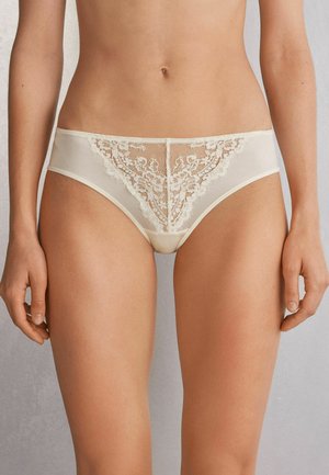 Beige bikini-ondergoed met kantafwerking, voorzien van een bloemenkantontwerp aan de voorkant, een zachte tailleband en comfortabele meshstof.