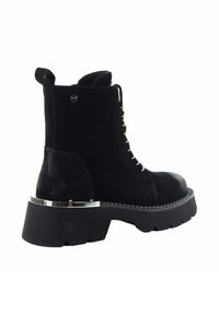 Czarne zamszowe botki za kostkę z grubym obcasem, sznurówką z przodu i srebrnym akcentem wokół obcasa. Teksturowana powierzchnia i wyściełana podeszwa.