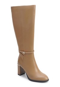 Bota de cuero marrón hasta la rodilla con punta cuadrada, tacón grueso, correa decorativa con un acento dorado y textura suave.
