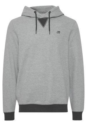 Pilkas džemperis su minkšta medžiaga, turintis kengūros kišenę. Grioveliai ant rankovių ir apačios, su juoda trikampio akcentu ir logotipo detale.