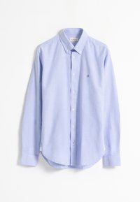 Camisa de manga larga azul claro con botones y cuello clásico, con botones blancos y un pequeño logotipo bordado en el pecho.