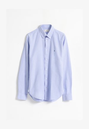 Camisa de manga larga azul claro con botones y cuello clásico, con botones blancos y un pequeño logotipo bordado en el pecho.