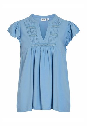 Blusa azul claro con mangas cortas con volantes, que presenta plisados verticales y acentos de encaje en el cuerpo y un escote en V.