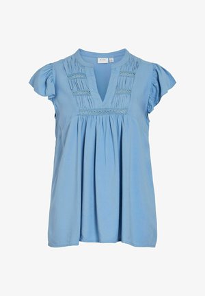 Šviesiai mėlyna bliuska su trumpomis raukšlėtomis rankovėmis, su vertikaliais klostėmis ir nėrinių akcentais ant liemens bei V formos iškirpte.