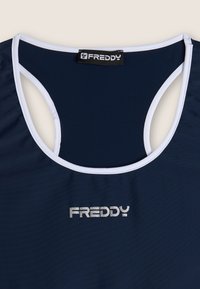 Canottiera atletica blu marina con profili bianchi e logo "FREDDY" argentato. Presenta un design senza maniche e un tessuto liscio e texture.