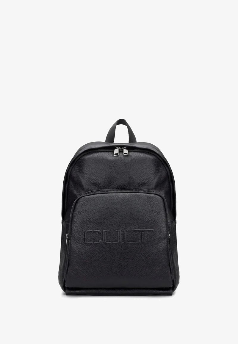 Zaino in pelle nera con finitura texturizzata, tasca frontale con zip, doppie cerniere superiori e logo "CULT" in rilievo sulla parte anteriore.