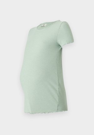 Mündroheline ribilline raseduse t-särk lühikeste varrukatega, ümmargune kaelus ja kaardus allserv, disainitud mugavuseks raseduse ajal.