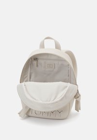 Tommy Jeans BOLD BACKPACK - Mochila - newsprint