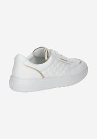 Hvide sneakers med quiltet tekstur, guldaccent ved hælen, rund tå og tyk gummisål. Snørebånd og subtil branding synlig.