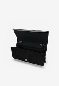 Cartera de ante negra con cierre de botón a presión plateado, compartimentos interiores y una cadena como strap. Diseño abierto que muestra el forro y las secciones en el interior.