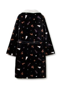 Zwarte fleece badjas met witte sherpa kraag, ceintuur en feestelijke print van bomen, rendieren, harten en sneeuwvlokken in bruin, wit en paars.