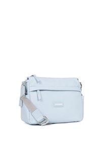 Borsa a tracolla azzurra chiara realizzata in materiale lisso, con finiture in argento, tracolla regolabile e tasca con zip frontale.
