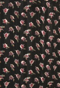 Tissu noir avec un motif floral de roses rouges et roses, agrémenté de feuilles vertes. La texture semble lisse avec un subtil éclat.