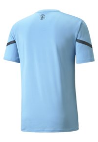 Ljusblå kortärmad träningsskjorta med en strukturerad yta. Har en svart accent på ärmarna och en liten logotyp vid baksidan av halsringningen.