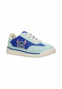 Baskets bleu clair et bleu roi avec lacets et semelle blancs, mettant en vedette le personnage de dessin animé Stitch et le mot Stitch sur le côté.