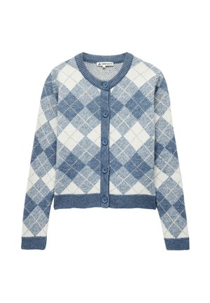 Niebiesko-biały kardigan z dzianiny w wzór argyle, zapinany na guziki, z długimi rękawami i okrągłym dekoltem, ułożony płasko na białym tle.