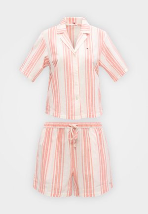 Κοντομάνικο πουκάμισο με κουμπιά και σορτς με κορδόνι, με κάθετες ροζ και λευκές ρίγες, απλωμένα πάνω σε λευκό φόντο.
