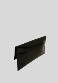 Pochette en cuir verni noir au design élégant et allongé avec une texture lisse. Présente une forme simple et plate sans quincaillerie visible.